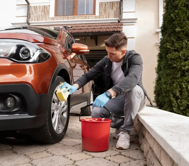 Lavage auto à domicile Antonne-et-Trigonant : professionnel intervenant sur un véhicule